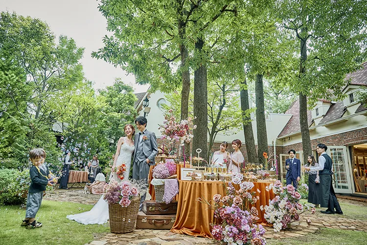 本館セント・デイヴィッド大聖堂の祭壇とアンティークステンドグラス